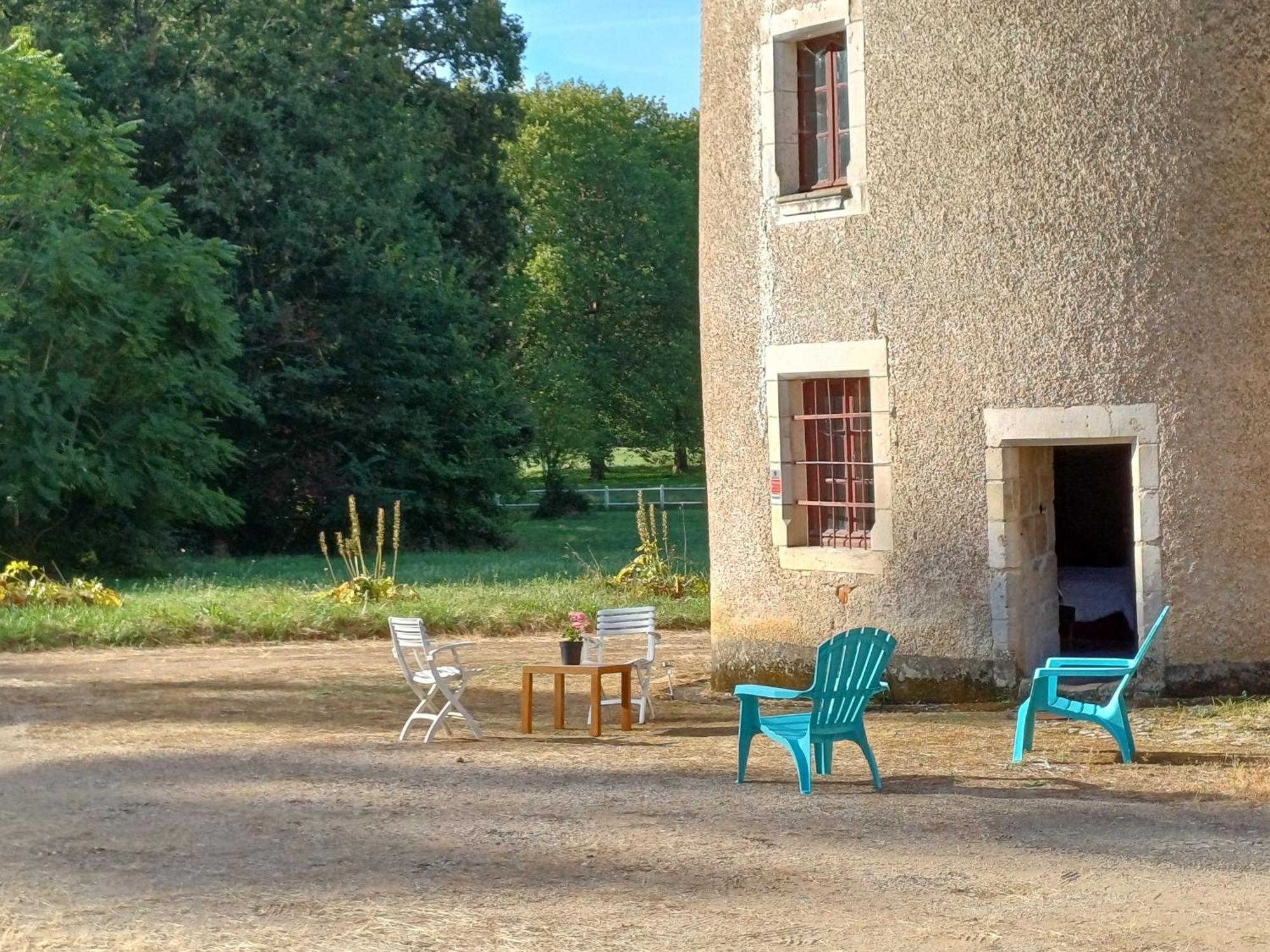 Chambre Dans Tour Du 15Eme Siecle Mauvieres Luaran gambar