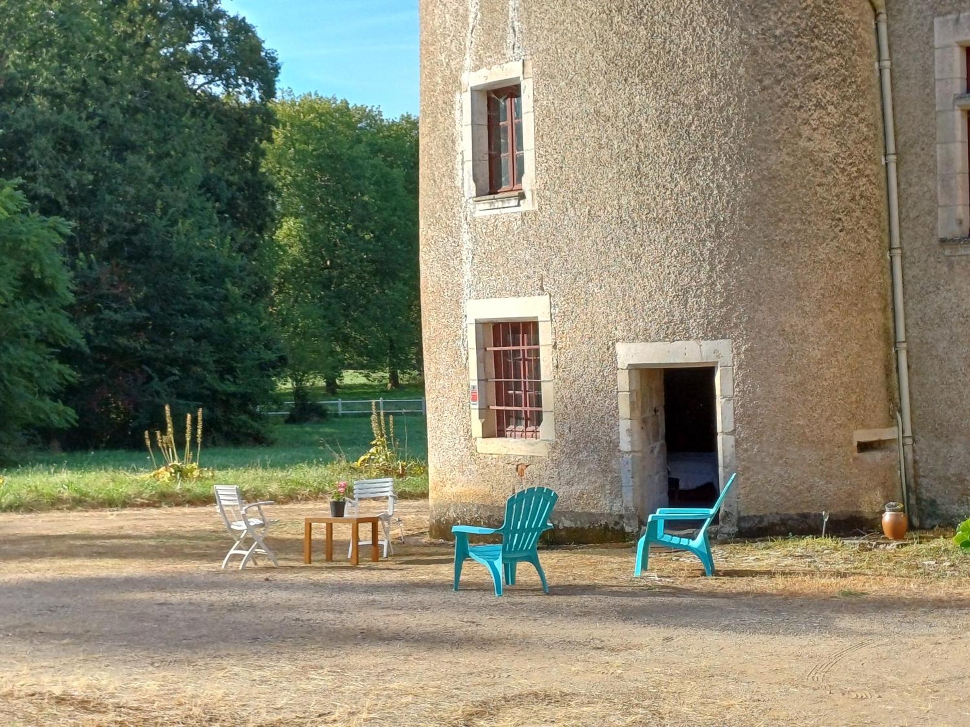 Chambre Dans Tour Du 15Eme Siecle Mauvieres Luaran gambar