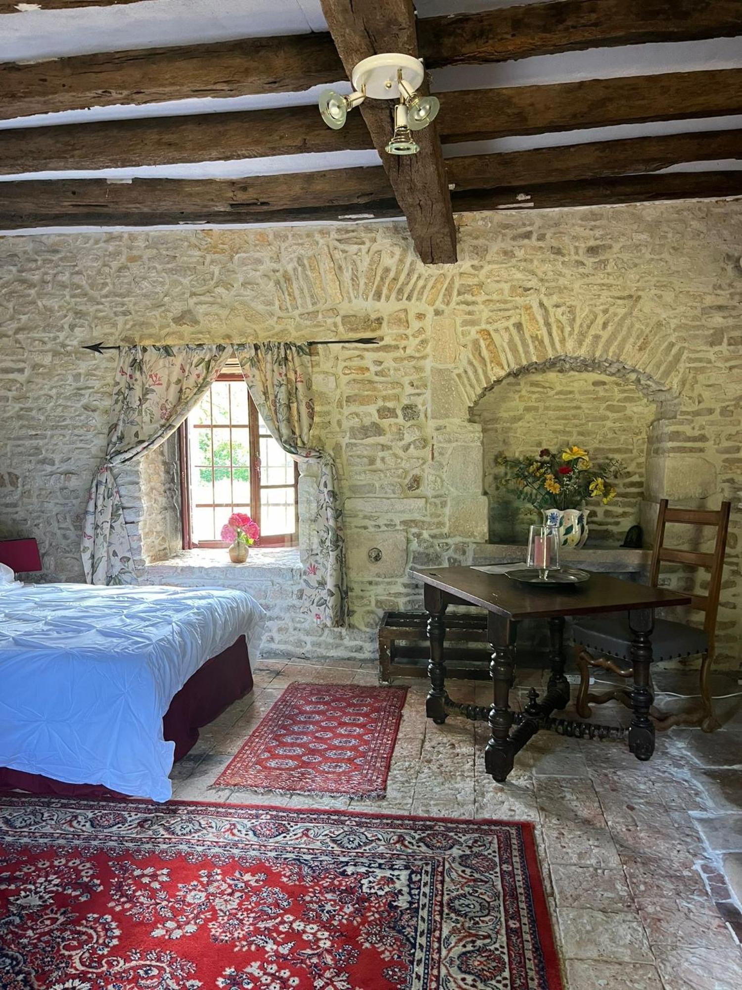 Chambre Dans Tour Du 15Eme Siecle Mauvieres Luaran gambar