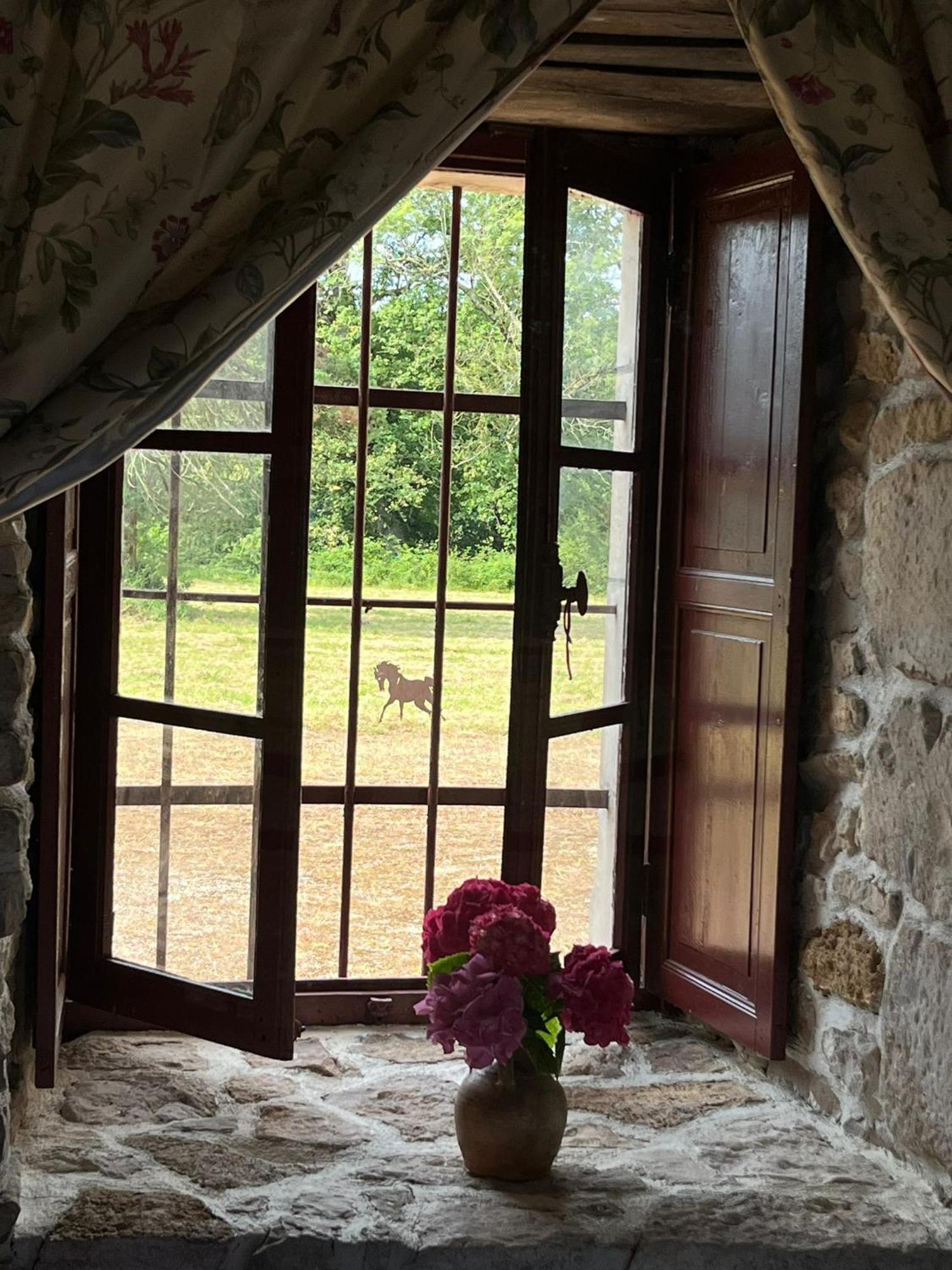 Chambre Dans Tour Du 15Eme Siecle Mauvieres Luaran gambar